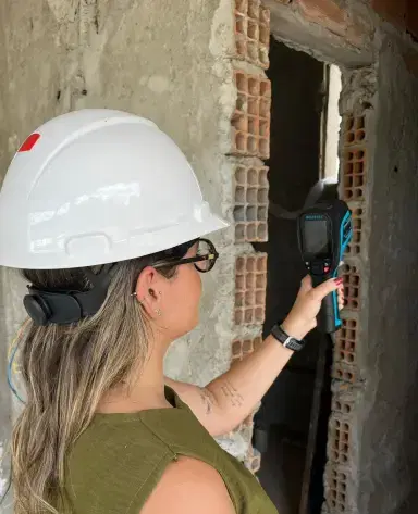 Engenheira realizando vistoria técnica com câmera térmica